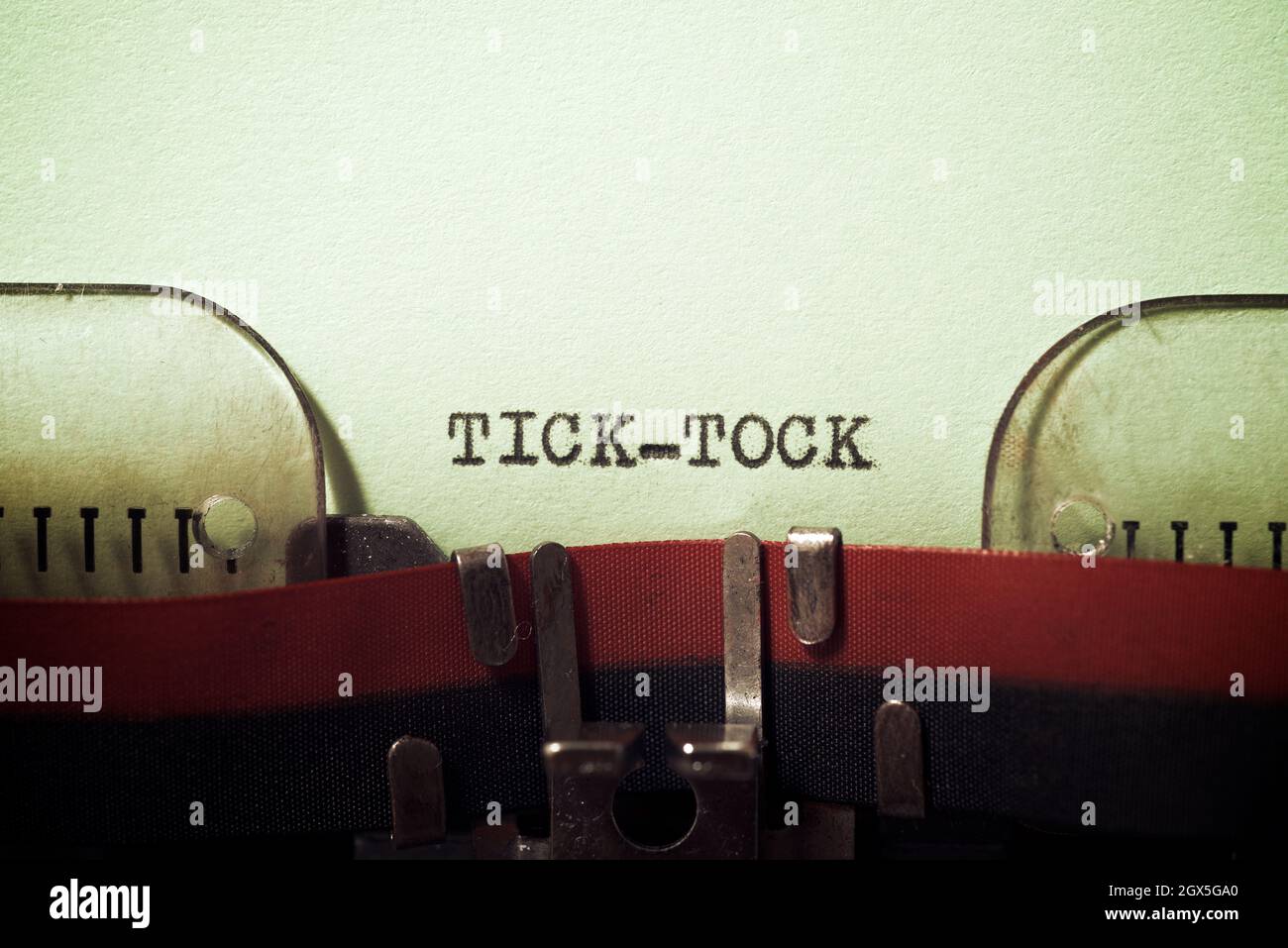 Tick Tock testo scritto con una macchina da scrivere. Foto Stock