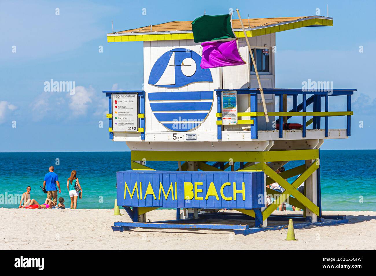 Miami Beach Florida, Atlantic Ocean Water spiaggia pubblica stazione bagnino stand, bandiere bandiera viola verde pericoloso vita marina Foto Stock