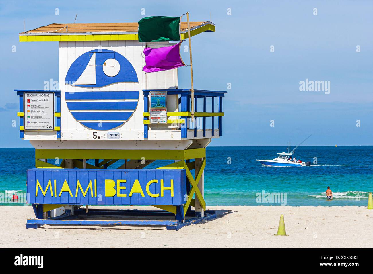 Miami Beach Florida, Atlantic Ocean Water spiaggia pubblica stazione bagnino stand, bandiere bandiera viola verde pericoloso vita marina Foto Stock