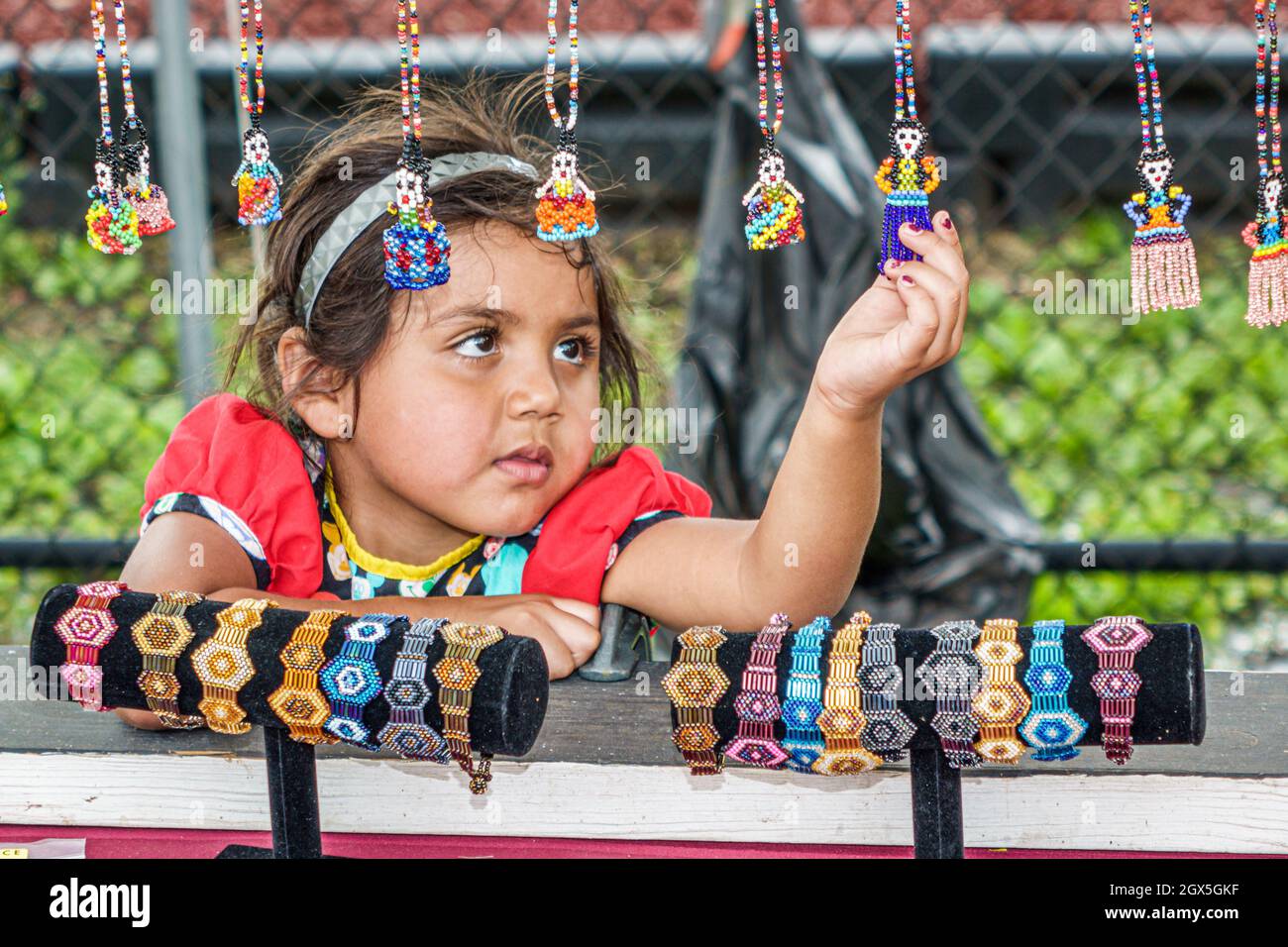 Everglades City Florida, Seafood Festival, venditore bancarella mercato, Seminole bambino indiano nativo americano perle collane bracciali Foto Stock