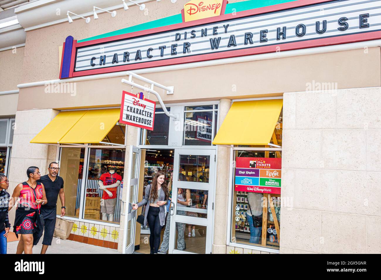 Orlando Florida, Premium Outlets, shopping shopping shoppers negozio mercato, Disney Character Warehouse ingresso uomo nero donna maschile coppia femminile Foto Stock