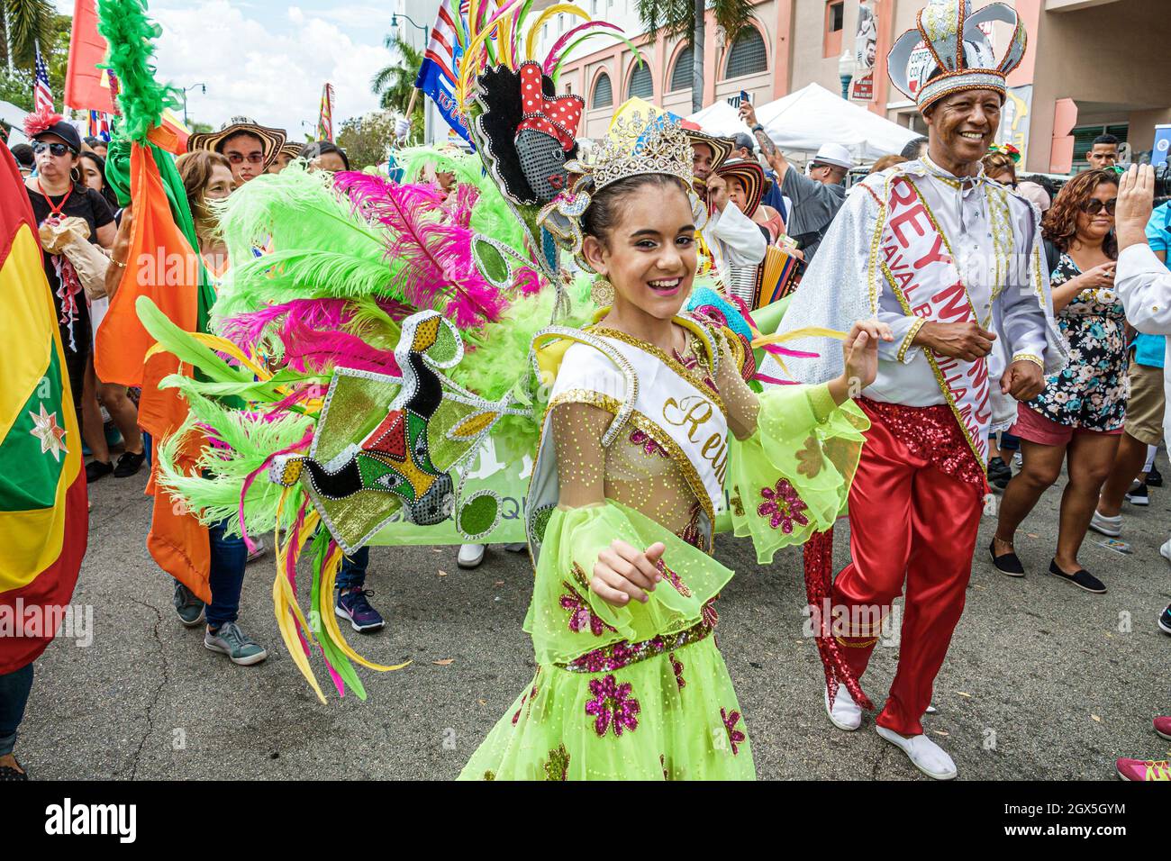 Miami Florida,Little Havana,Calle Ocho Carnaval,festival annuale carnevale,uomo ispanico maschile ragazza femminile costumi parata krewe ballerini regina re Foto Stock