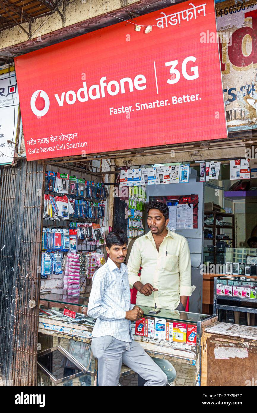 Mumbai India,Dharavi,Shahu Nagar Road,Small business Asian man men,Vodafone store,smartphone cellulari Hindi inglese multilingue manager cliente Foto Stock