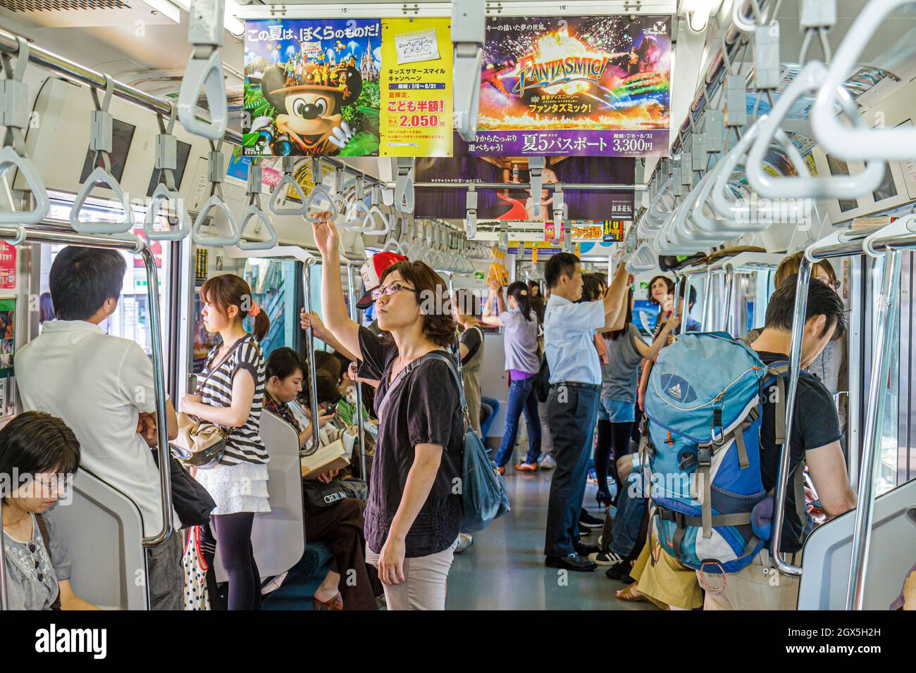 Tokyo Japan, stazione di Ikebukuro, treno metropolitana linea JR Yamanote, passeggeri passeggeri uomo asiatico donna maschile in piedi seduto giapponese Foto Stock