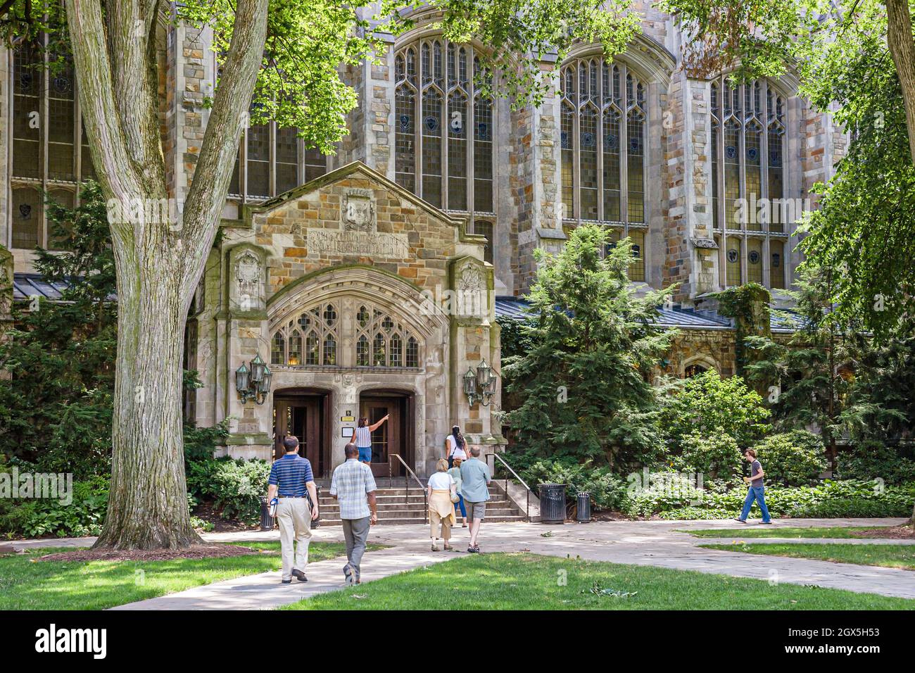 Ann Arbor Michigan, University of Michigan legge Quad Legal Research edificio costruito 1931, studenti fuori ingresso esterno Foto Stock