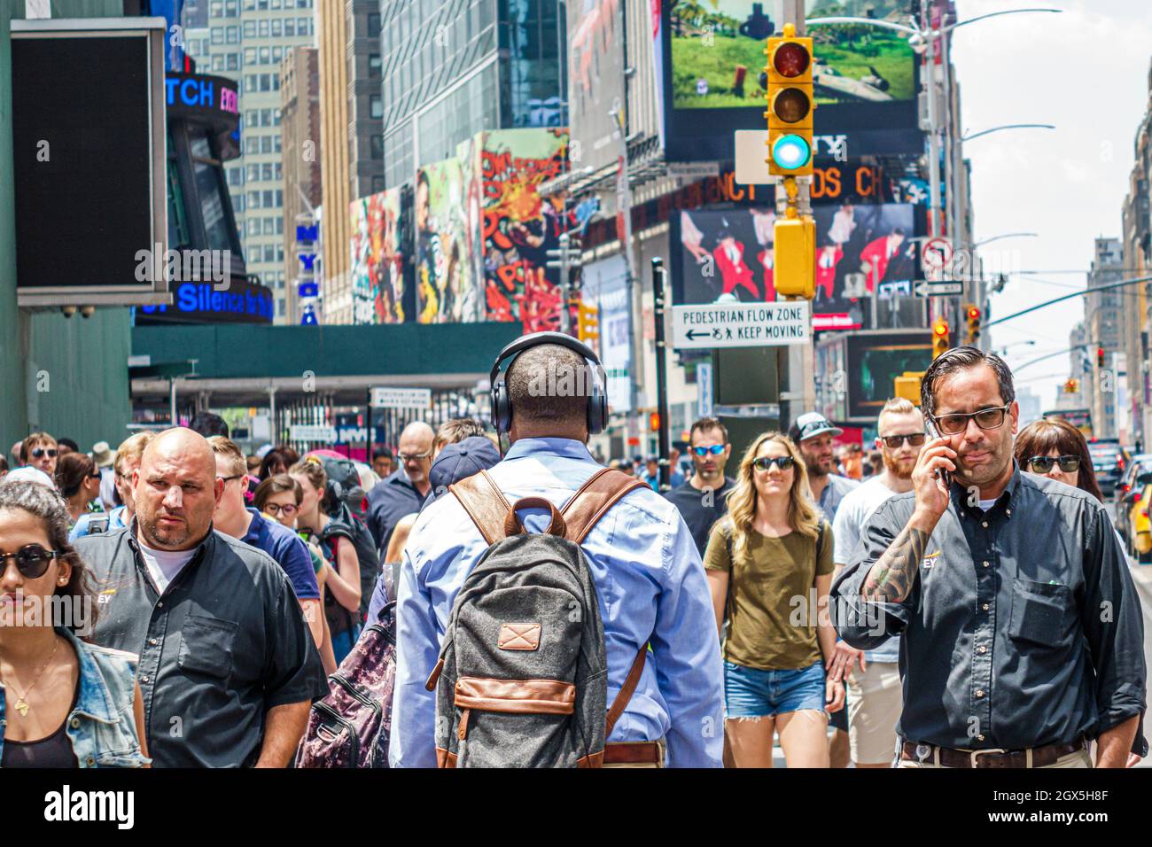 New York City, NY NYC Manhattan Midtown Broadway Times Square, pedoni affollati strada che attraversano uomini donne semaforo cartelloni Foto Stock