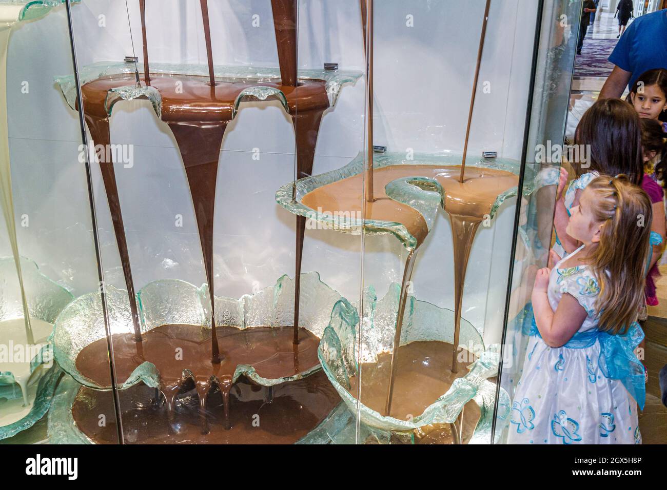 Las Vegas Nevada, il casinò dell'hotel Strip Bellagio, Jean-Philippe Patisserie, la più grande fontana di cioccolato del mondo, ragazza che guarda il bambino Foto Stock