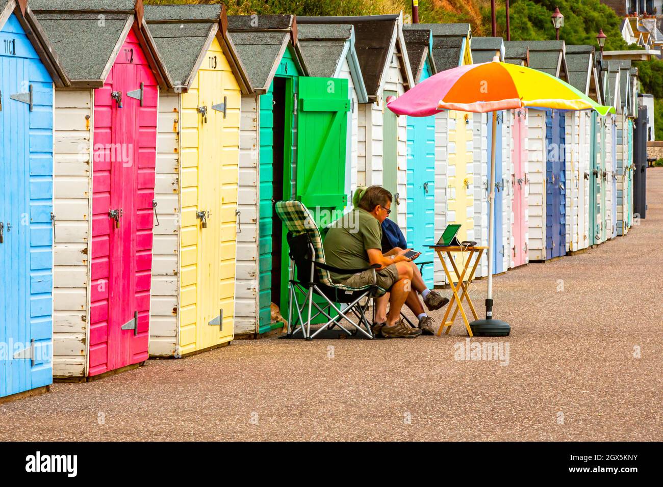 Una fila di capanne sulla costa del Dorset in Inghilterra. Foto Stock
