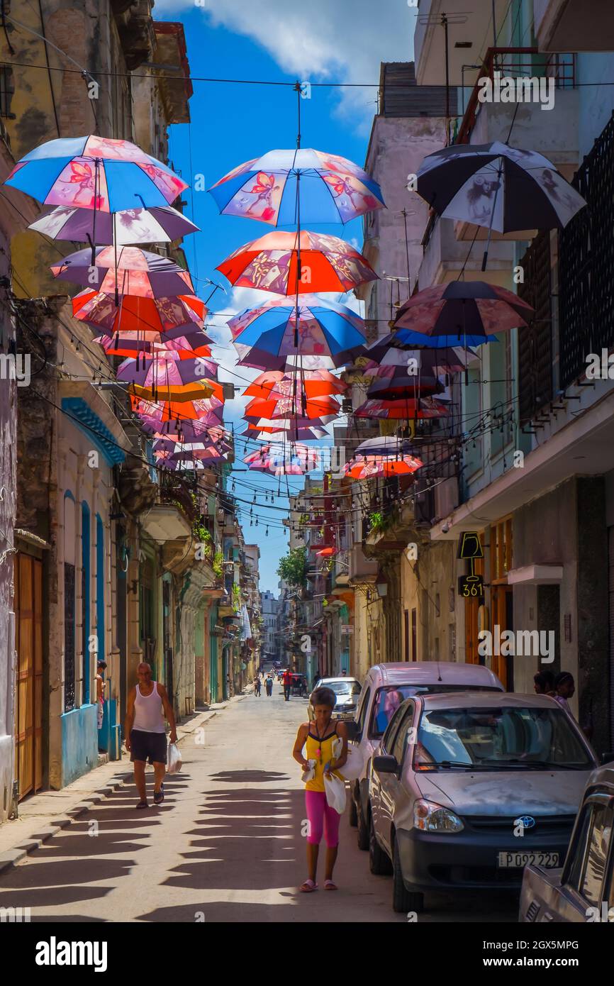 L'Avana, Cuba, luglio 2019, vista degli ombrelloni sospesi sopra la strada utilizzata come decorazione nella parte più antica della città Foto Stock