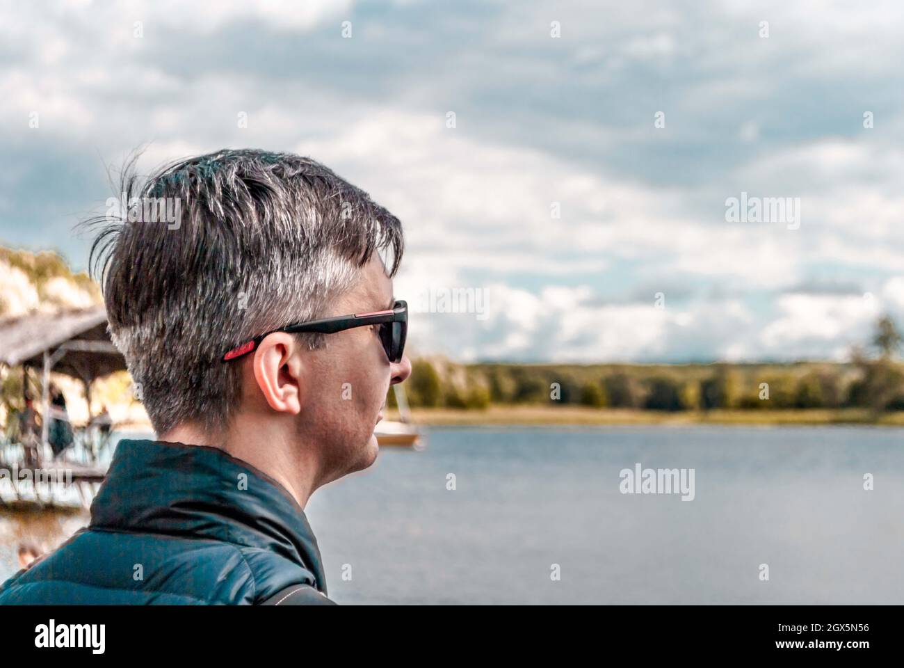 Vista ravvicinata dal lato di un uomo sul lago Foto Stock