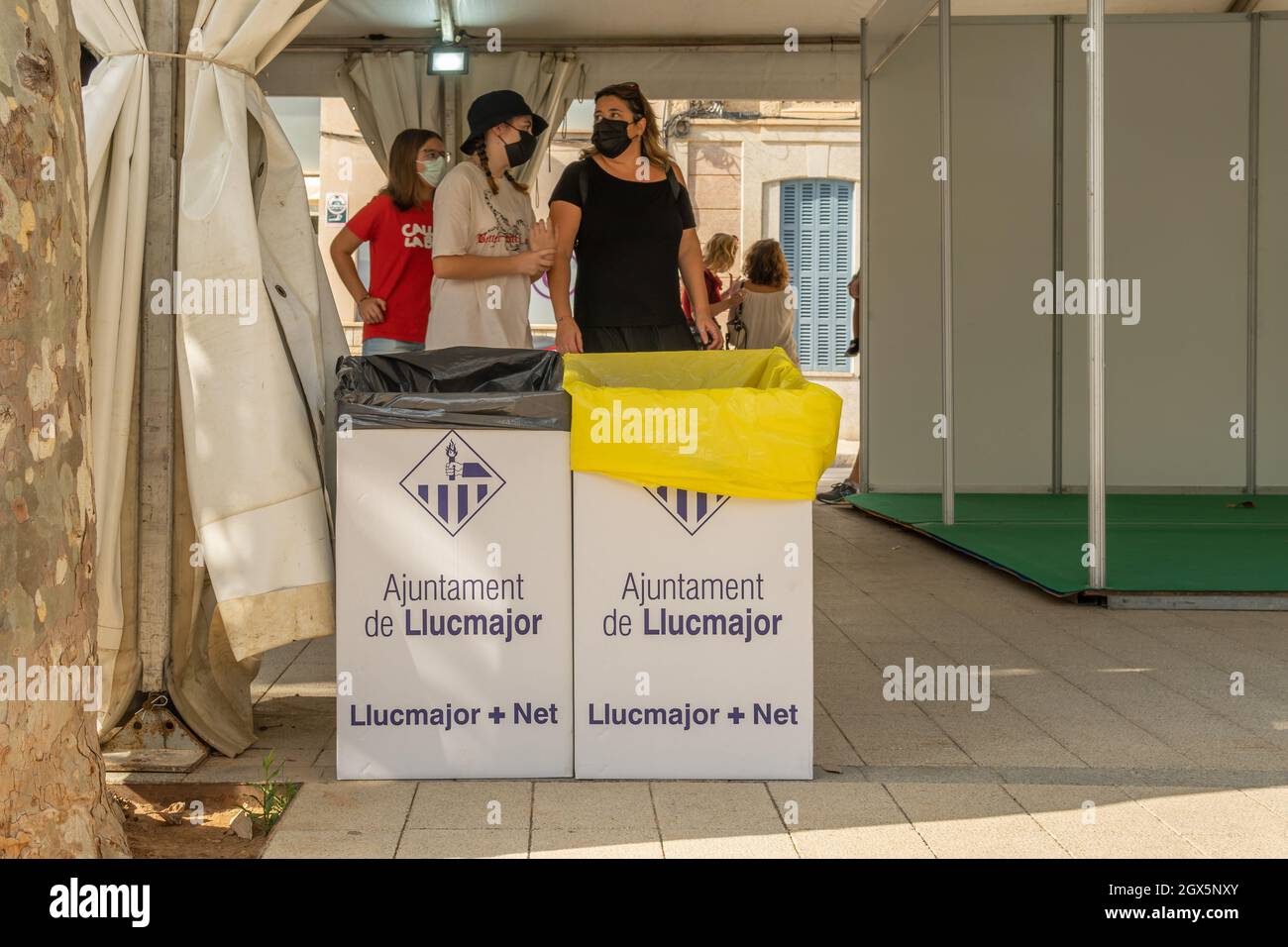 Llucmajor, Spagna; ottobre 03 2021: Riciclaggio dei bidoni della spazzatura del comune di Llucmajor installato nella seconda edizione della fiera Frikijor. Poll Foto Stock