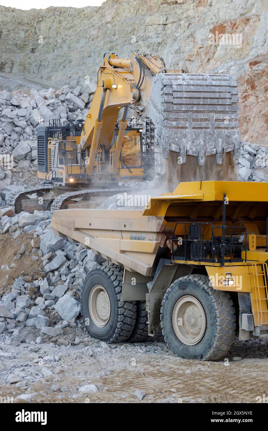 MACCHINE MINERARIE CHE LAVORANO CON PIETRE GRANDI Foto Stock