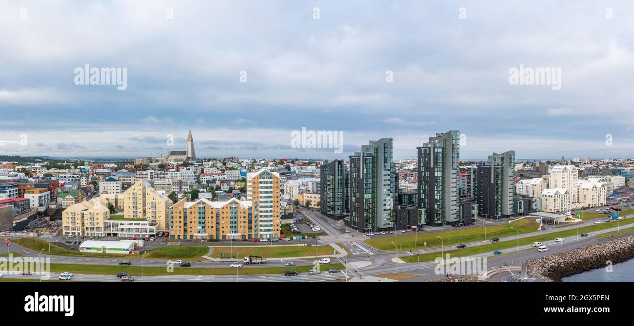 Vista con droni ad ampio angolo degli edifici residenziali situati vicino alla strada contro il cielo nuvoloso in un giorno di stordità nella città costiera. Foto Stock