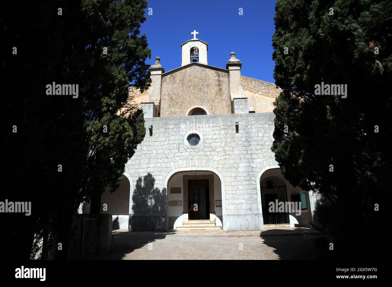 L'esterno della Ermita de Betlem nelle colline a nord-ovest della città di Arta. Si avvicina da un viale di cipressi. Foto Stock