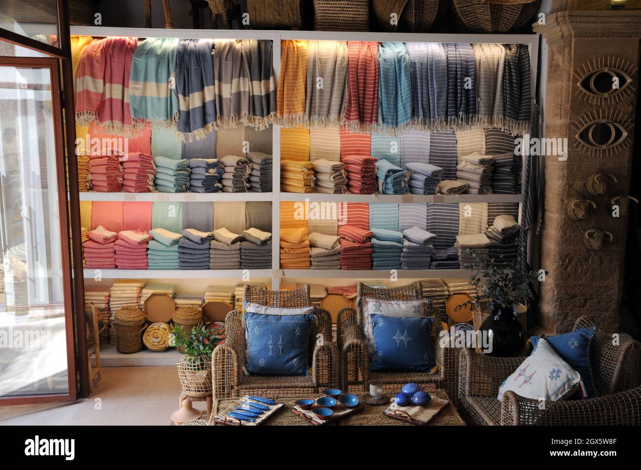 Paniere e tessuti in vendita nei negozi della piccola città di Arta, Maiorca. Cesti e borse sono fatti da brasare foglie di palma. Foto Stock