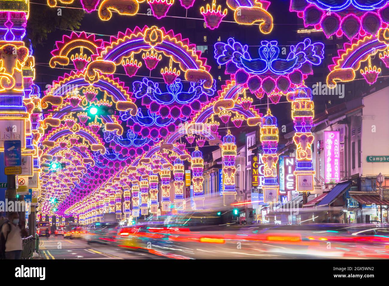 2021 Deepavali. Celebra il Festival delle luci a Little India. Decorazione delle luci sopra la strada. Singapore. Sud-est asiatico Foto Stock