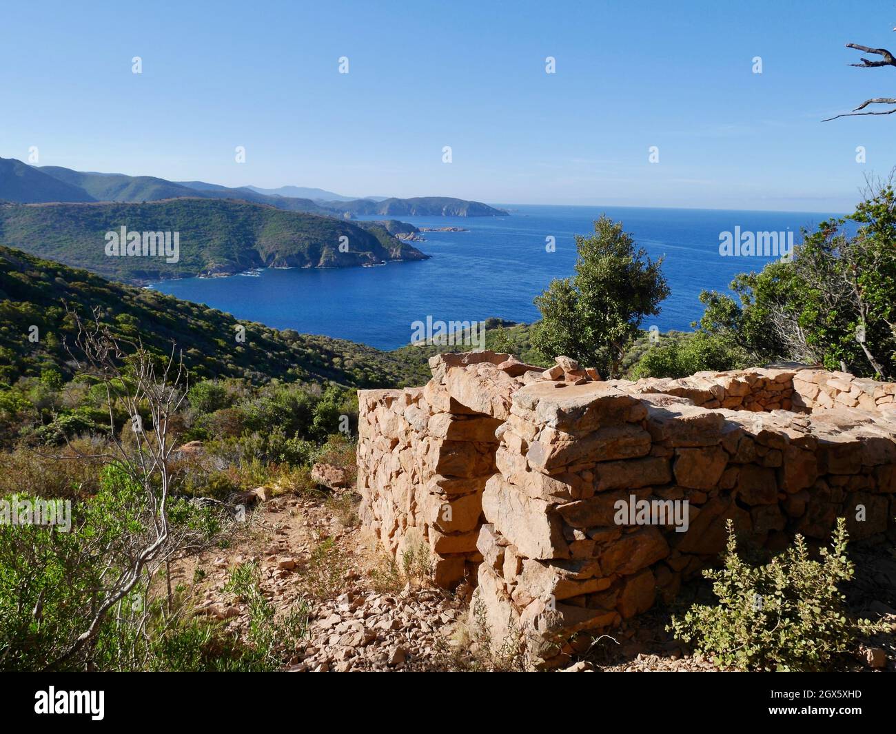 Vista sulla baia di Porto da Capo Rosso. Tradizionale casa in pietra in Corsica, Francia. Foto Stock