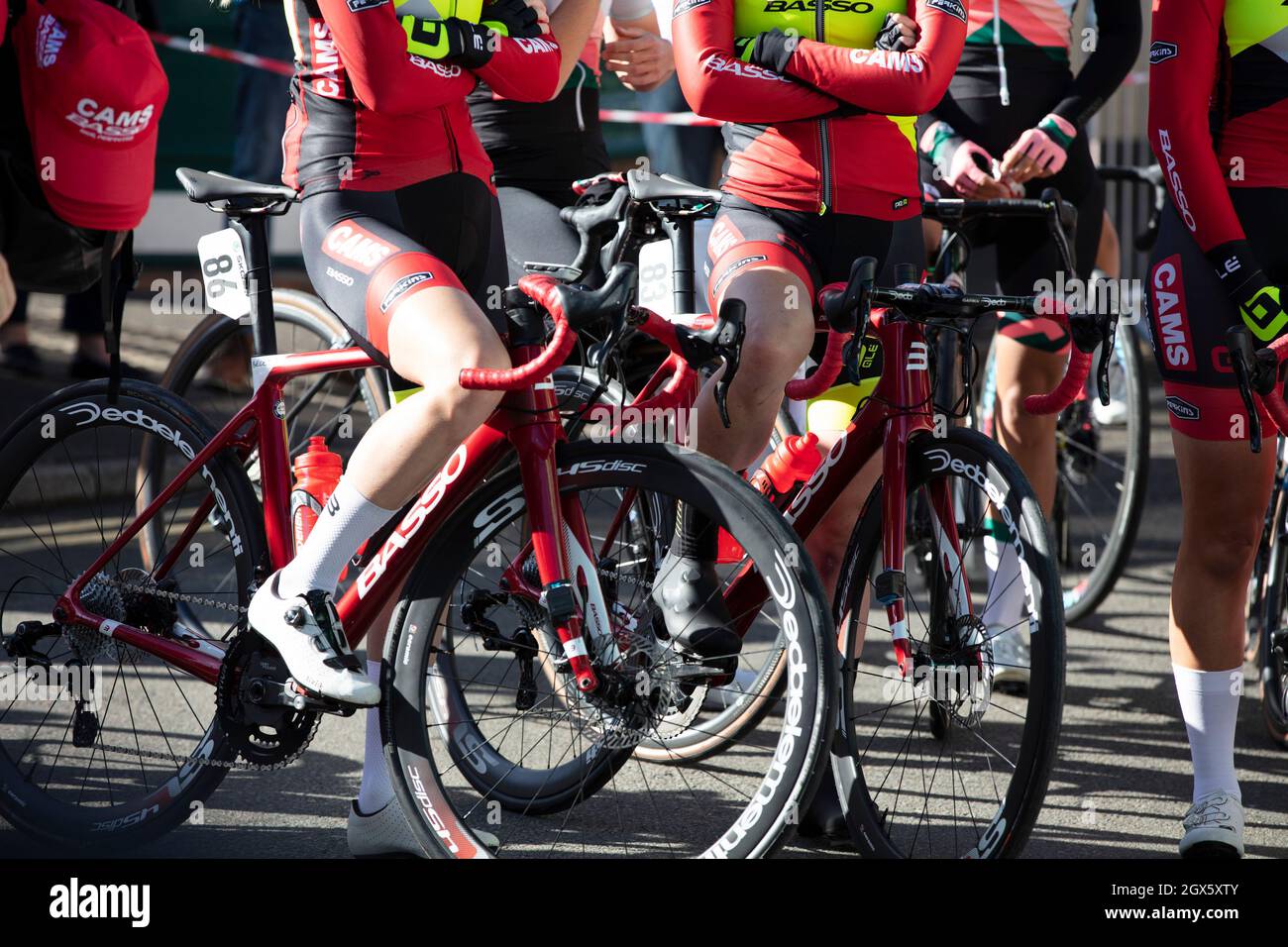 Bicester, UK - Ottobre 2021: I concorrenti si allineano all'inizio del Womens Tour una gara ciclistica nel Regno Unito Foto Stock