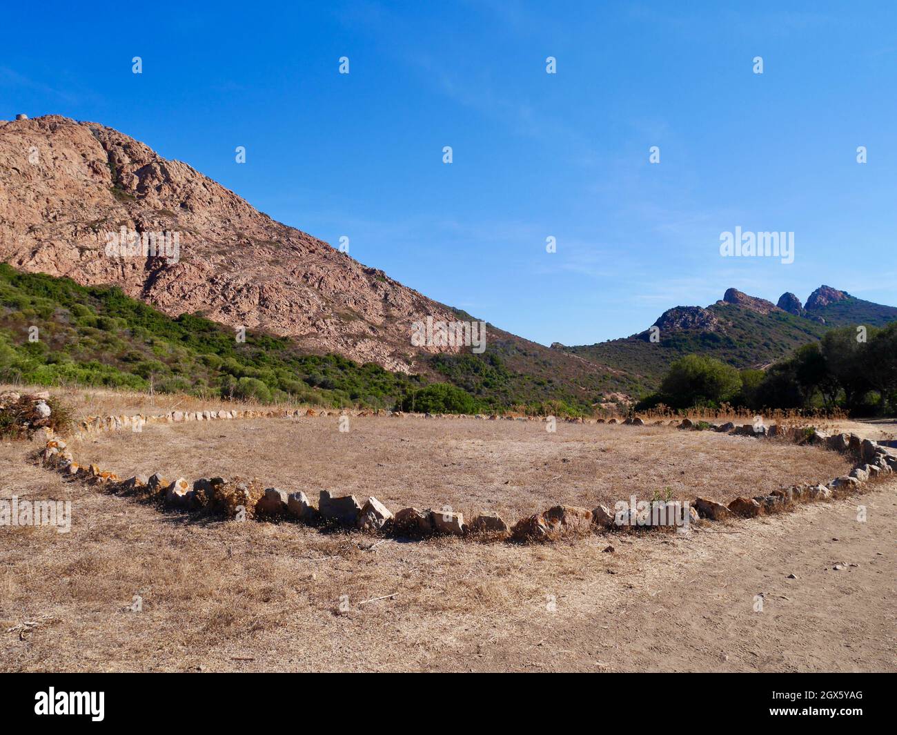 Vecchio cerchio di trebbiatura sotto Capo Rosso. Corsica, Francia. Foto Stock