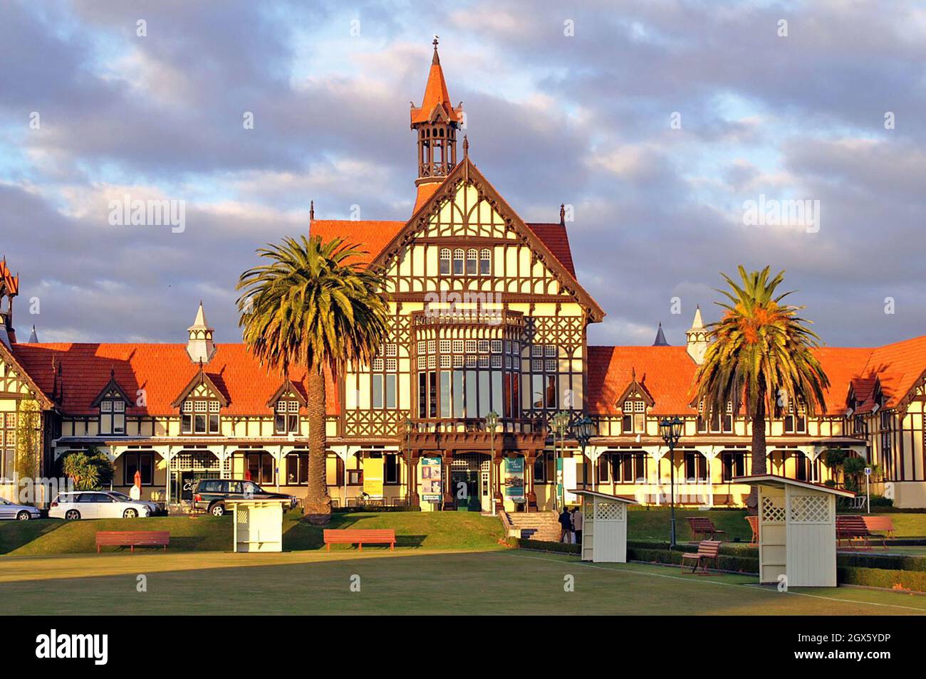 Il Museo di Rotorua in stile elisabettiano Tudor è stato completato nel 1908 come bagno e si trova nei giardini pubblici del governo a Rotorua, nuova Zelanda. Foto Stock