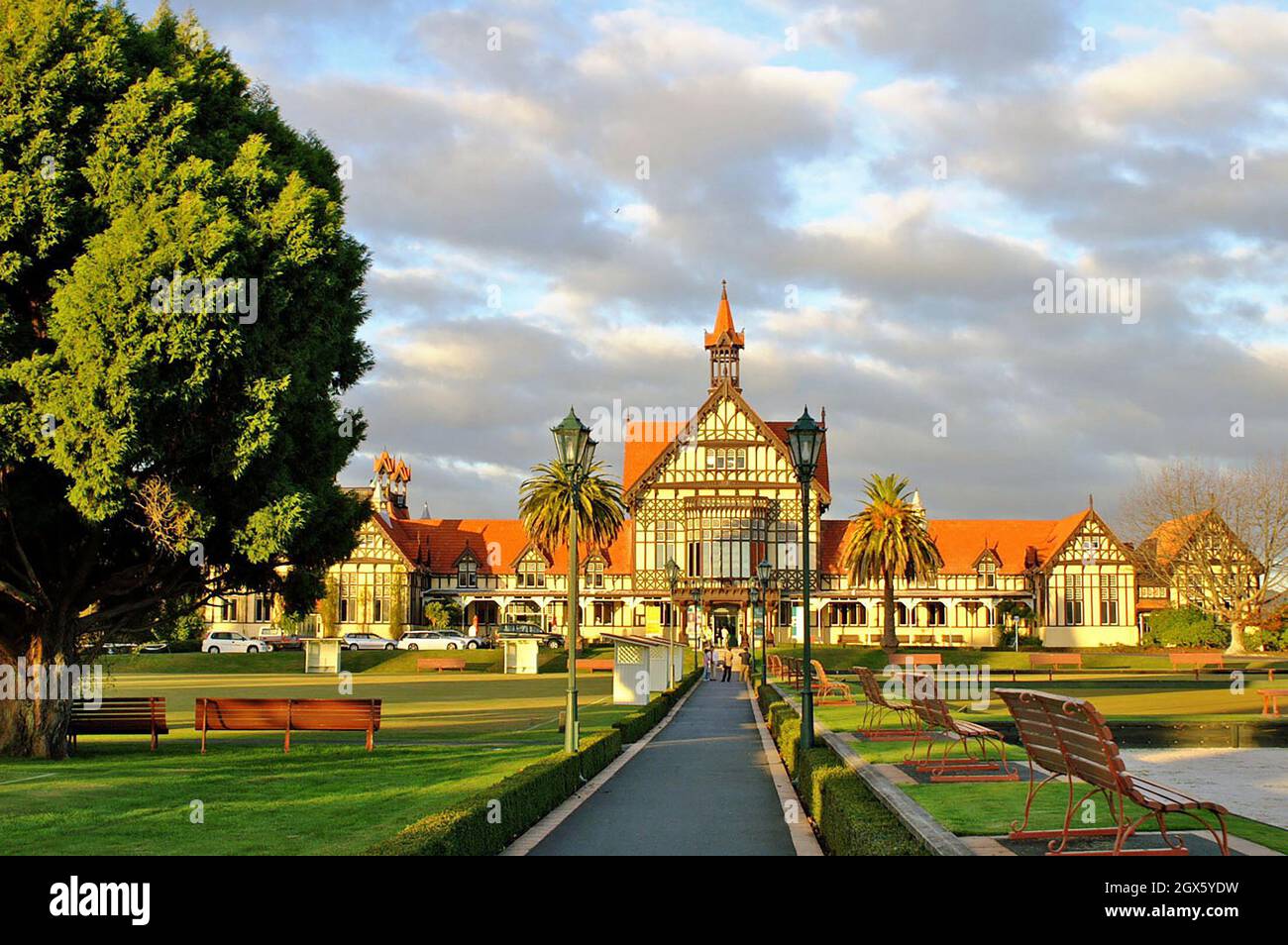 Il Museo di Rotorua in stile elisabettiano Tudor è stato completato nel 1908 come bagno e si trova nei giardini pubblici del governo a Rotorua, nuova Zelanda. Foto Stock