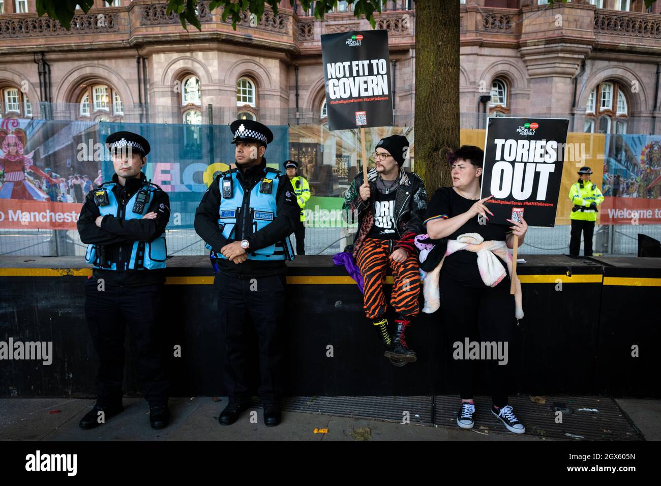 Manchester, Regno Unito. 4 ottobre 2021. Gli ufficiali di collegamento della polizia monitorano la protesta Kill the Bill fuori dalla Conferenza del Partito conservatore. La legge sulla polizia, la criminalità, la condanna e i tribunali criminalizzeranno le proteste se approvata. All'inizio di quest'anno, le proteste sono state viste in tutto il paese da persone che vedono il progetto di legge come una mozione non democratica che limiterà ulteriormente la classe operaia.ÊAndy Barton/Alamy Live News Credit: Andy Barton/Alamy Live News Foto Stock