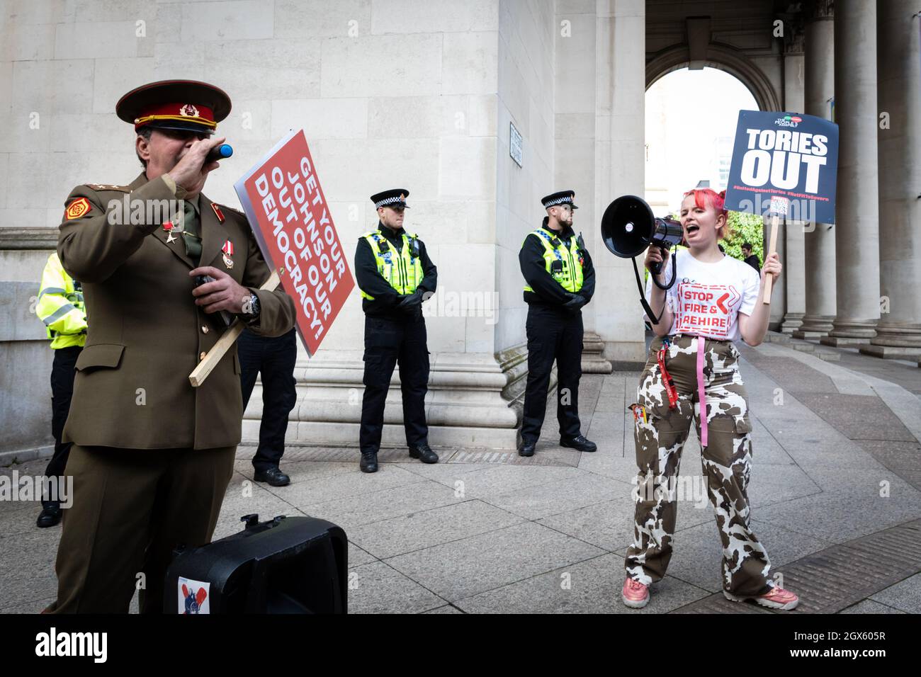 Manchester, Regno Unito. 4 ottobre 2021. Uccidi i manifestanti di Bill con cartelli si fanno sentire alla Conferenza del partito conservatore. La legge sulla polizia, la criminalità, la condanna e i tribunali criminalizzeranno le proteste se approvata. All'inizio di quest'anno, le proteste sono state viste in tutto il paese da persone che vedono il progetto di legge come una mozione non democratica che limiterà ulteriormente la classe operaia.ÊAndy Barton/Alamy Live News Credit: Andy Barton/Alamy Live News Foto Stock