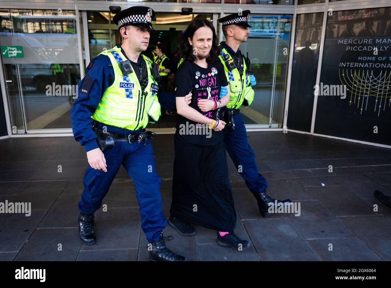 Manchester, Regno Unito. 4 ottobre 2021. Un uomo è detenuto dalla polizia dopo che un gruppo di manifestanti ha seguito il politico, Sir Iain Duncan Smith durante una protesta Kill the Bill. La legge sulla polizia, la criminalità, la condanna e i tribunali criminalizzeranno le proteste se approvata. All'inizio di quest'anno, le proteste sono state viste in tutto il paese da persone che vedono il progetto di legge come una mozione non democratica che limiterà ulteriormente la classe operaia.ÊAndy Barton/Alamy Live News Credit: Andy Barton/Alamy Live News Foto Stock