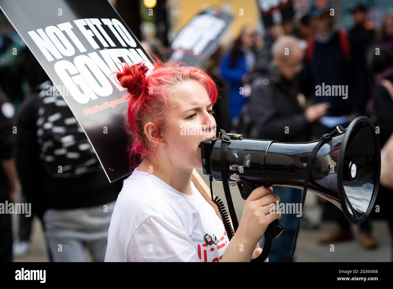 Manchester, Regno Unito. 4 ottobre 2021. A Kill il manifestante Bill urla verso il luogo in cui si tiene la Conferenza del partito conservatore. La legge sulla polizia, la criminalità, la condanna e i tribunali criminalizzeranno le proteste se approvata. All’inizio di quest’anno, le proteste sono state viste in tutto il paese da persone che vedono il progetto di legge come una mozione non democratica che limiterà ulteriormente la classe operaia. Credit: Andy Barton/Alamy Live News Foto Stock
