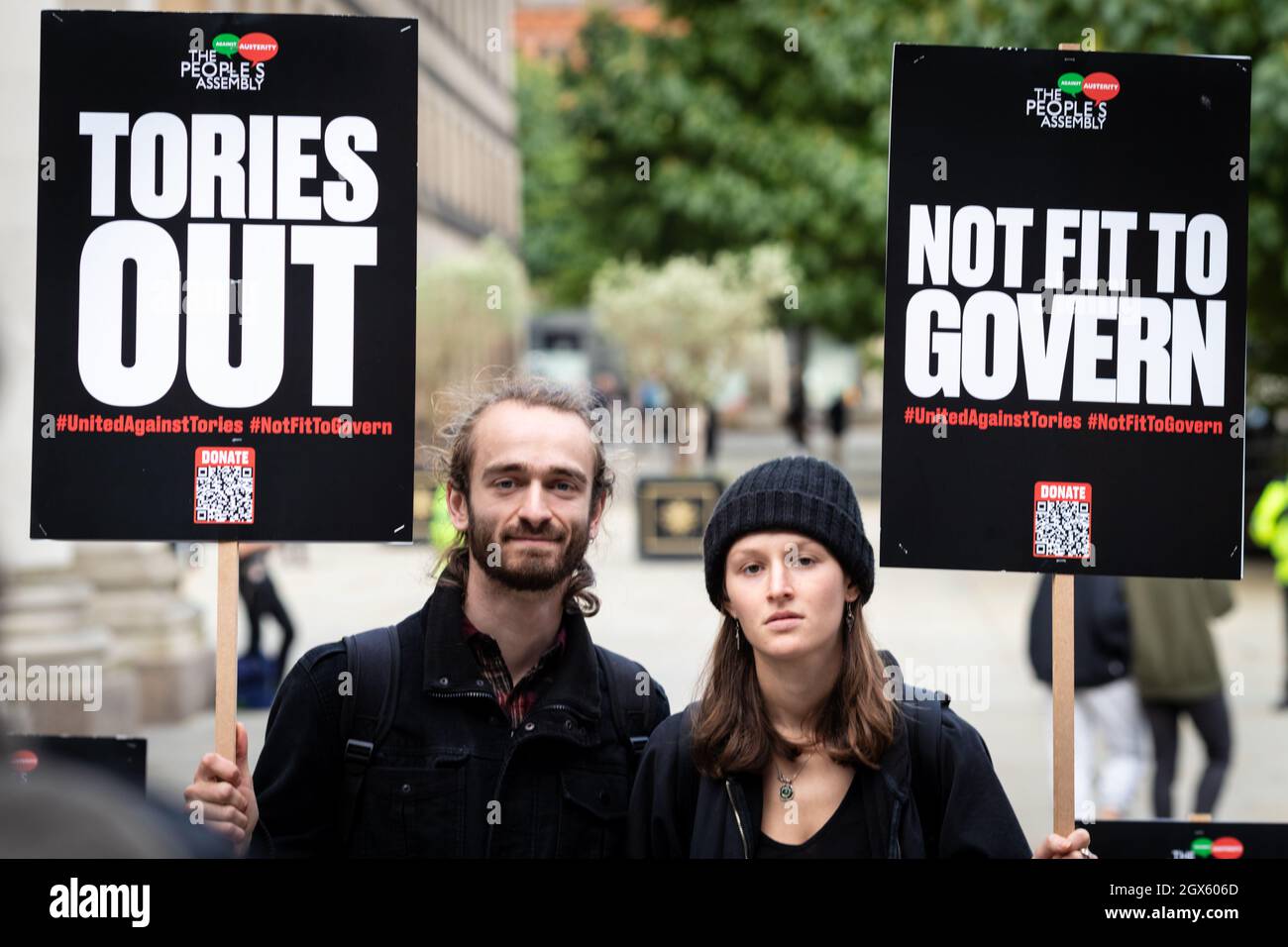 Manchester, Regno Unito. 4 ottobre 2021. Uccidi i manifestanti di Bill con cartelli si fanno sentire alla Conferenza del partito conservatore. La legge sulla polizia, la criminalità, la condanna e i tribunali criminalizzeranno le proteste se approvata. All'inizio di quest'anno, le proteste sono state viste in tutto il paese da persone che vedono il progetto di legge come una mozione non democratica che limiterà ulteriormente la classe operaia.ÊAndy Barton/Alamy Live News Credit: Andy Barton/Alamy Live News Foto Stock