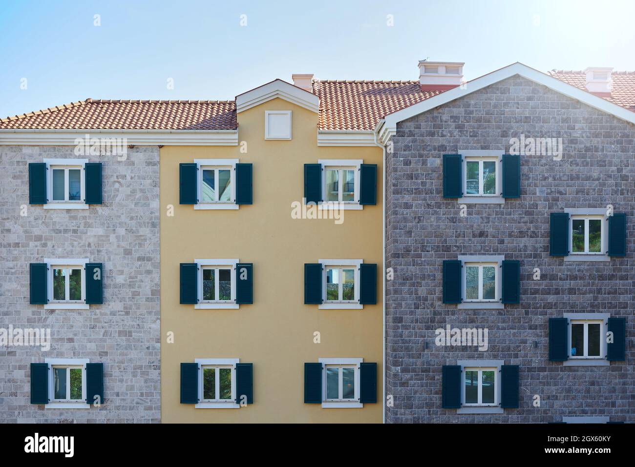 Facciata di un nuovo edificio residenziale con pareti di diversi materiali di finitura in Europa Foto Stock