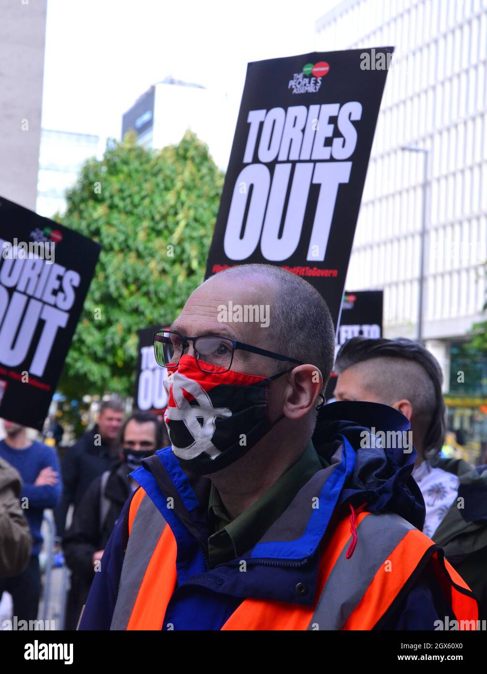 Manchester, Regno Unito, 4 ottobre 2021. I manifestanti fanno lobby e si dimostrano fuori dalla Conferenza del partito conservatore a Manchester, Regno Unito. La Conferenza si svolgerà dal 3 ottobre al 6 ottobre 2021 presso il Manchester Central Convention Complex. L'evento ha uno slogan "Build Back Better". Si svolge in un contesto di carenza di carburante, problemi di approvvigionamento e aumento dell'inflazione. Credit: Terry Waller/Alamy Live News Foto Stock