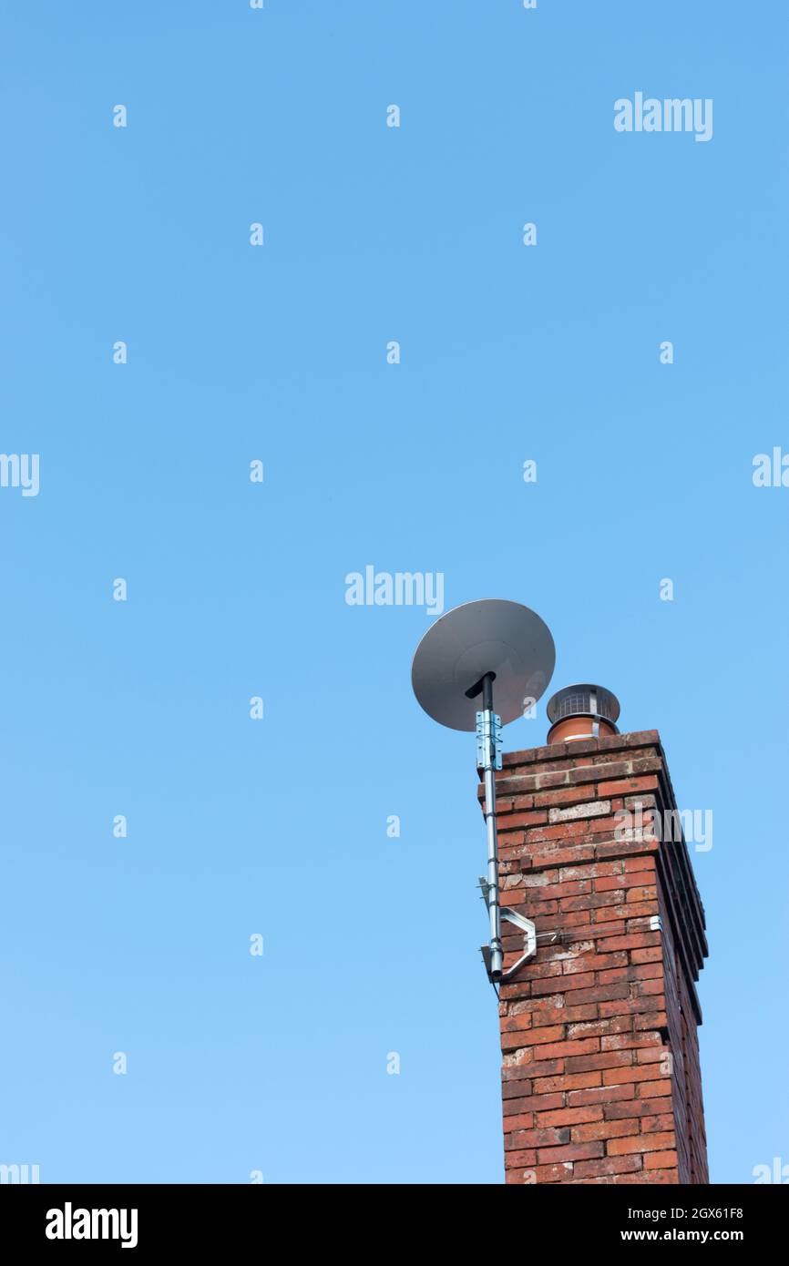 SpaceX Starlink piatto satellite montato sul camino stack di una casa rurale Foto Stock