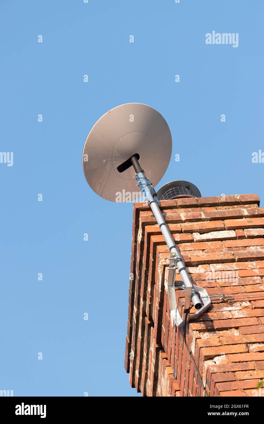 SpaceX Starlink piatto satellite montato sul camino stack di una casa rurale Foto Stock