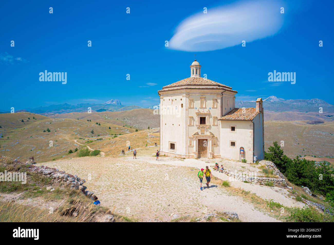 Chiesa di Santa Maria della Pieta nei pressi del castello di Rocca Calascio, Abruzzo Foto Stock