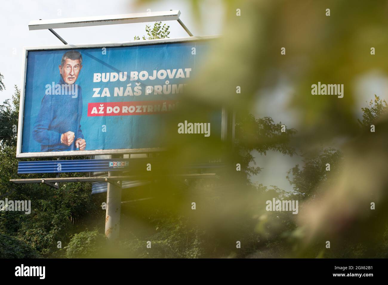 Praga, Repubblica Ceca. 4 ottobre 2021. Un cartellone elettorale per il primo ministro ceco Andrej Babis del partito ANO posto sulla strada di Praga. Le elezioni del Parlamento nella Repubblica ceca si terranno il 7 e 8 ottobre 2021. (Credit Image: © Tomas Tkacik/SOPA Images via ZUMA Press Wire) Foto Stock