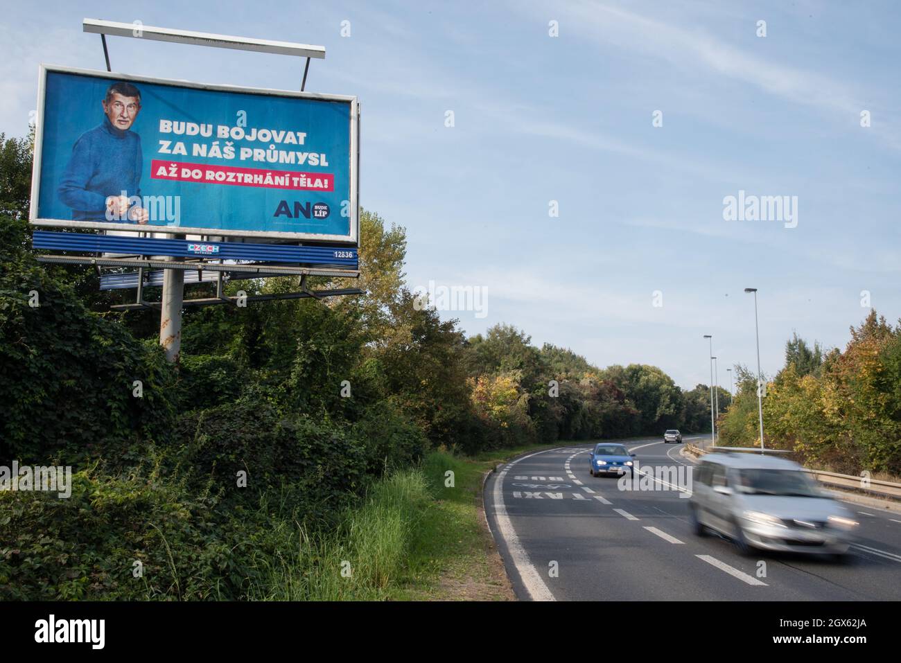 Praga, Repubblica Ceca. 4 ottobre 2021. Le automobili passano da un cartellone elettorale per il primo ministro ceco Andrej Babis da PARTITO DI ANO posto sulla strada della Praga. Le elezioni del Parlamento nella Repubblica ceca si terranno il 7 e 8 ottobre 2021. (Credit Image: © Tomas Tkacik/SOPA Images via ZUMA Press Wire) Foto Stock