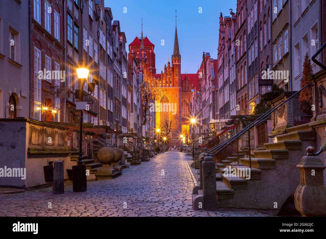 Via notturna vuota Mariacka, St Mary, strada nel centro storico di Danzica, Polonia Foto Stock