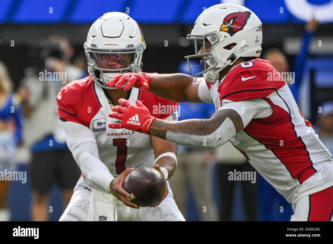 Arizona Cardinals quarterback Kyler Murray (1) passa la palla a correre indietro James Conner (6) durante una partita di football NFL contro Los Angeles Foto Stock