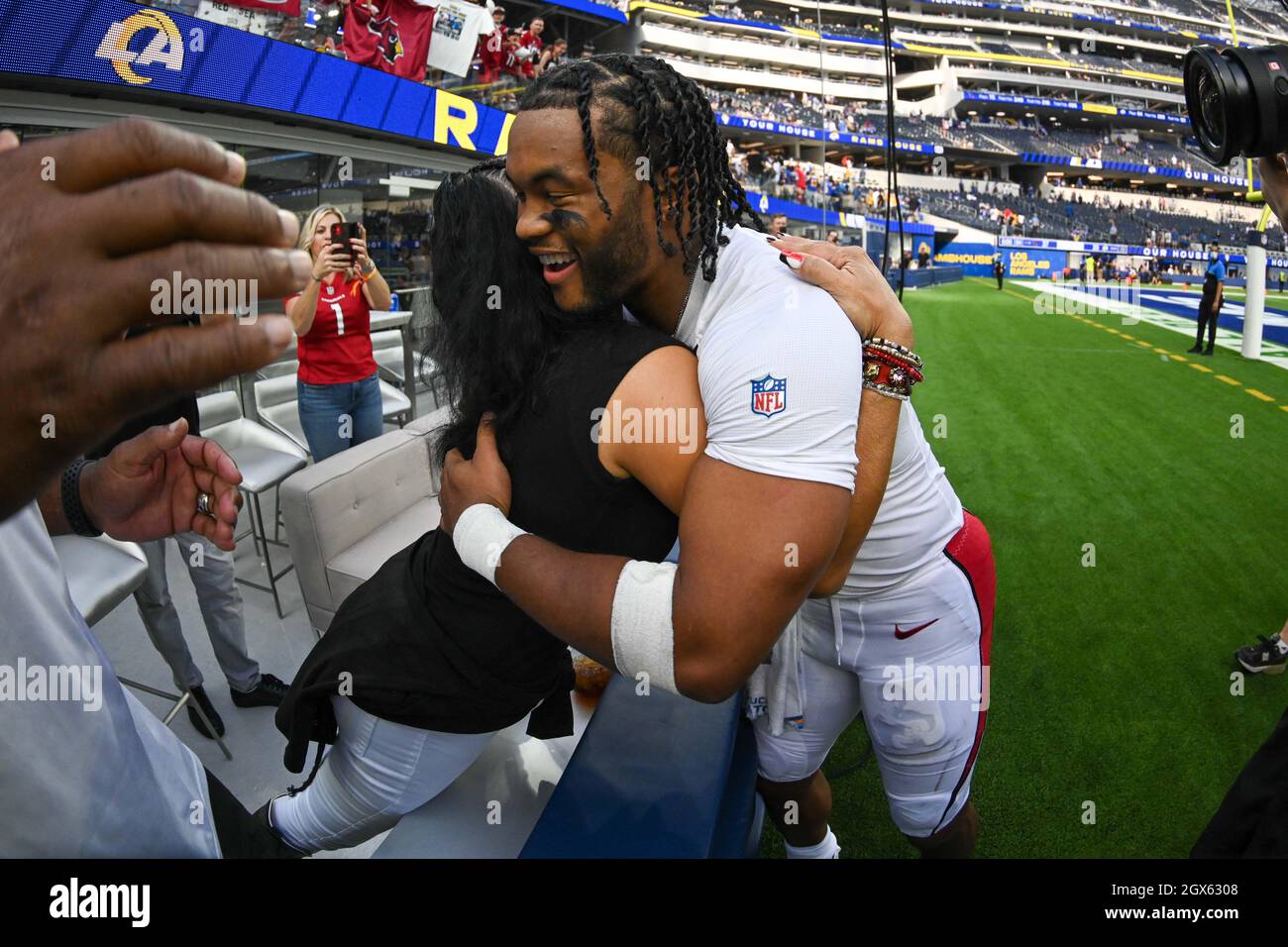 Arizona Cardinals quarterback Kyler Murray (1) abbraccia sua madre, Missy Murray, dopo una partita di calcio NFL contro i Los Angeles Rams, Domenica, Ottobre Foto Stock