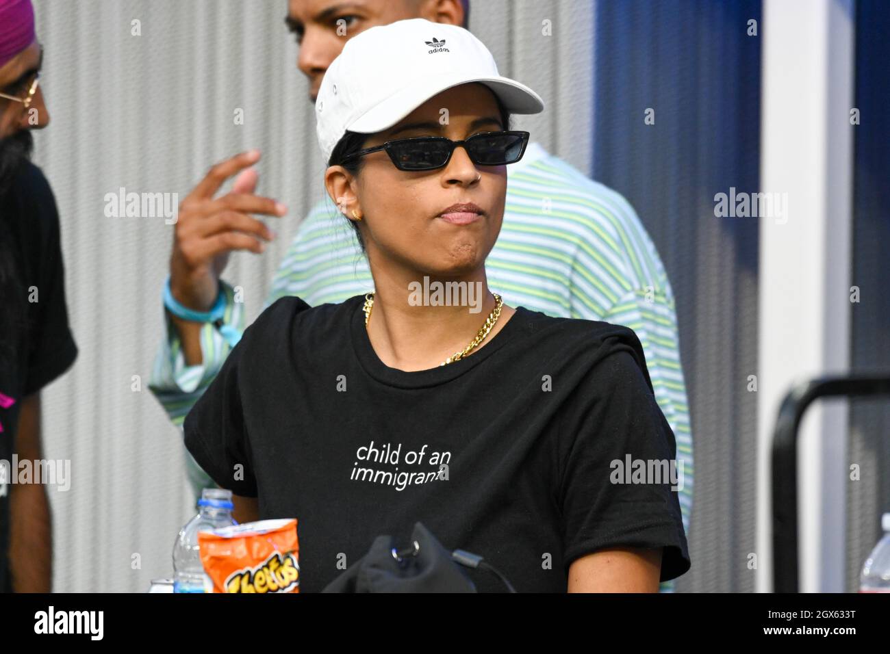 Il comico canadese e YouTuber Lilly Singh osserva durante una partita di football della NFL tra i Los Angeles Rams e gli Arizona Cardinals, domenica 3 ottobre Foto Stock