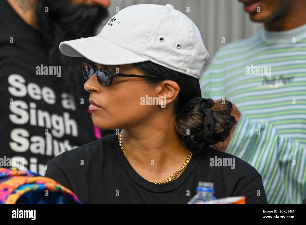 Il comico canadese e YouTuber Lilly Singh osserva durante una partita di football della NFL tra i Los Angeles Rams e gli Arizona Cardinals, domenica 3 ottobre Foto Stock