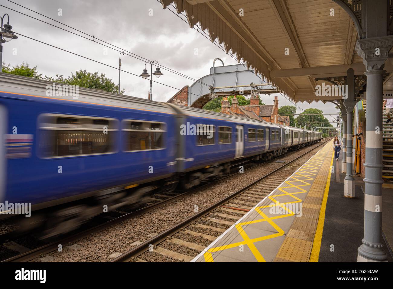 Treno che passa attraverso la stazione di Ingatestone Essex sulla Great Eastern Main Line Foto Stock