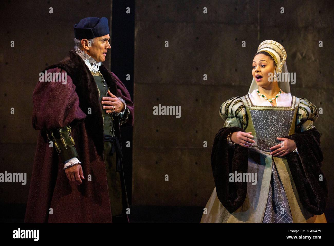 Ben Miles (Thomas Cromwell), Aurora Dawson-Hunte (Elizabeth Seymour) NELLO SPECCHIO E LA LUCE al Gielgud Theatre, Londra W1 06/10/2021 adattato dal suo romanzo di Hilary Mantel & ben Miles musica: Stephen Warbeck design: Christopher Oram illuminazione: Jessica Hung Han Yun movimento: Emily Jane Boyle combattimenti: Rachid Sabitri regista: Jeremy Herrin Foto Stock