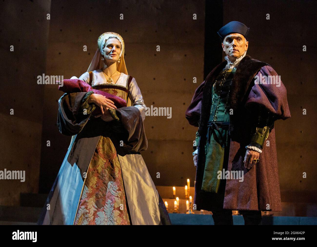 Jo Herbert (Jane, Lady Rochford - con erede neonato morto), ben Miles (Thomas Cromwell) NELLO SPECCHIO E LA LUCE al Gielgud Theatre, Londra W1 06/10/2021 adattato dal suo romanzo di Hilary Mantel & ben Miles musica: Stephen Warbeck design: Christopher Oram illuminazione: Jessica Hung Han Yun movimento: Emily Jane Boyle combatte: Rachid Sabitri regista: Jeremy Herrin Foto Stock