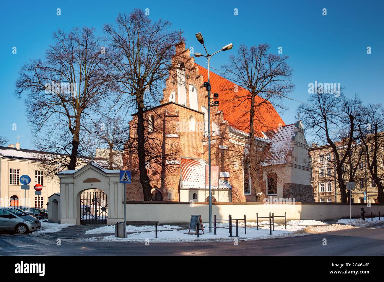 Chiesa di Santa Margherita in inverno giorno di sole sul mercato di Srodka, Poznan, Polonia. Foto Stock