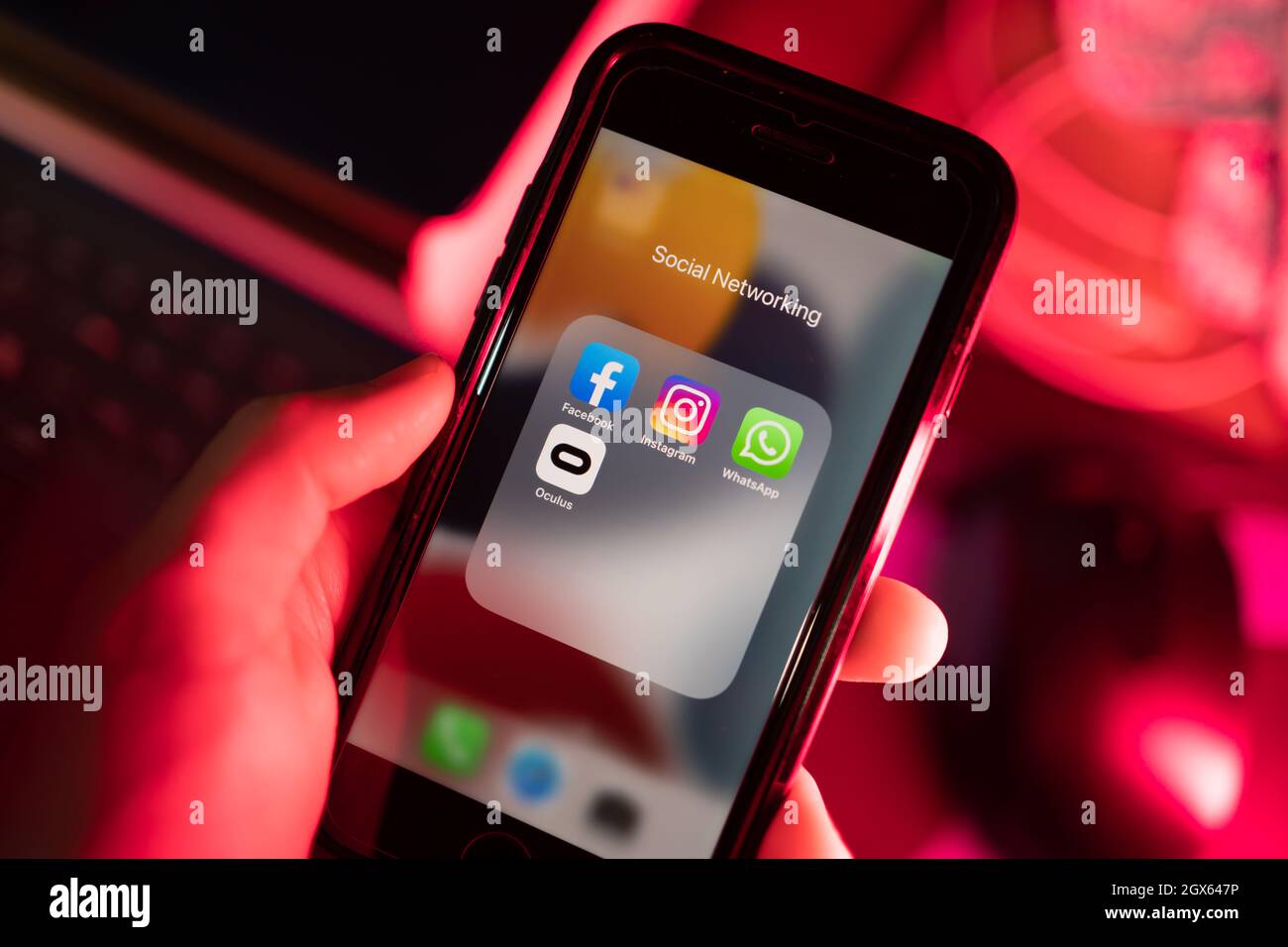 Bangkok, Thailandia - 4 ottobre 2021: IPhone 7 mostra il suo schermo con le icone delle applicazioni Facebook, Instagram, WhatsApp e Oculus. Foto Stock