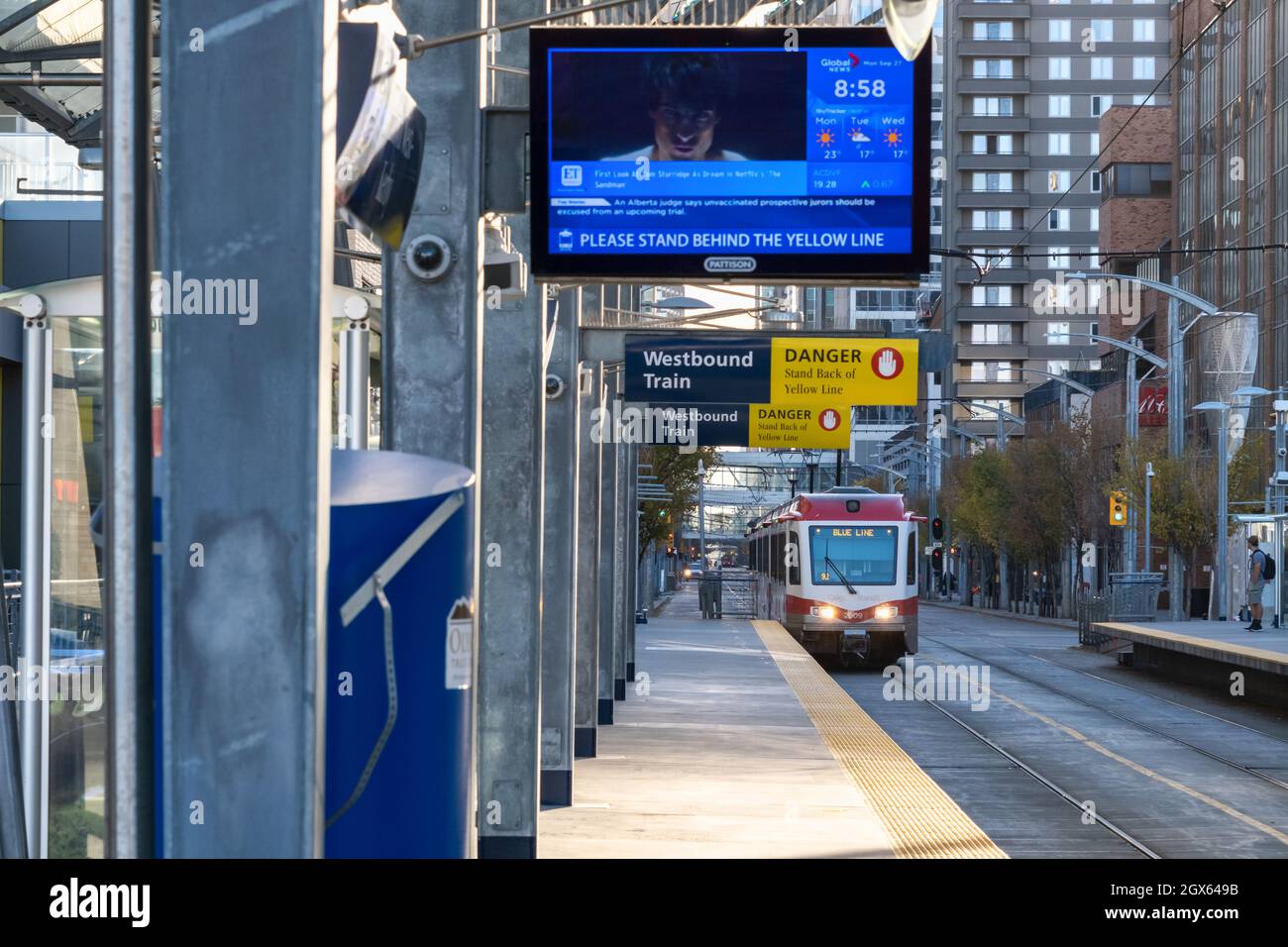 Calgary, Alberta, Canada - 27 settembre 2021: Il tram Calgary Transit entra nella stazione centrale di Calgary Foto Stock