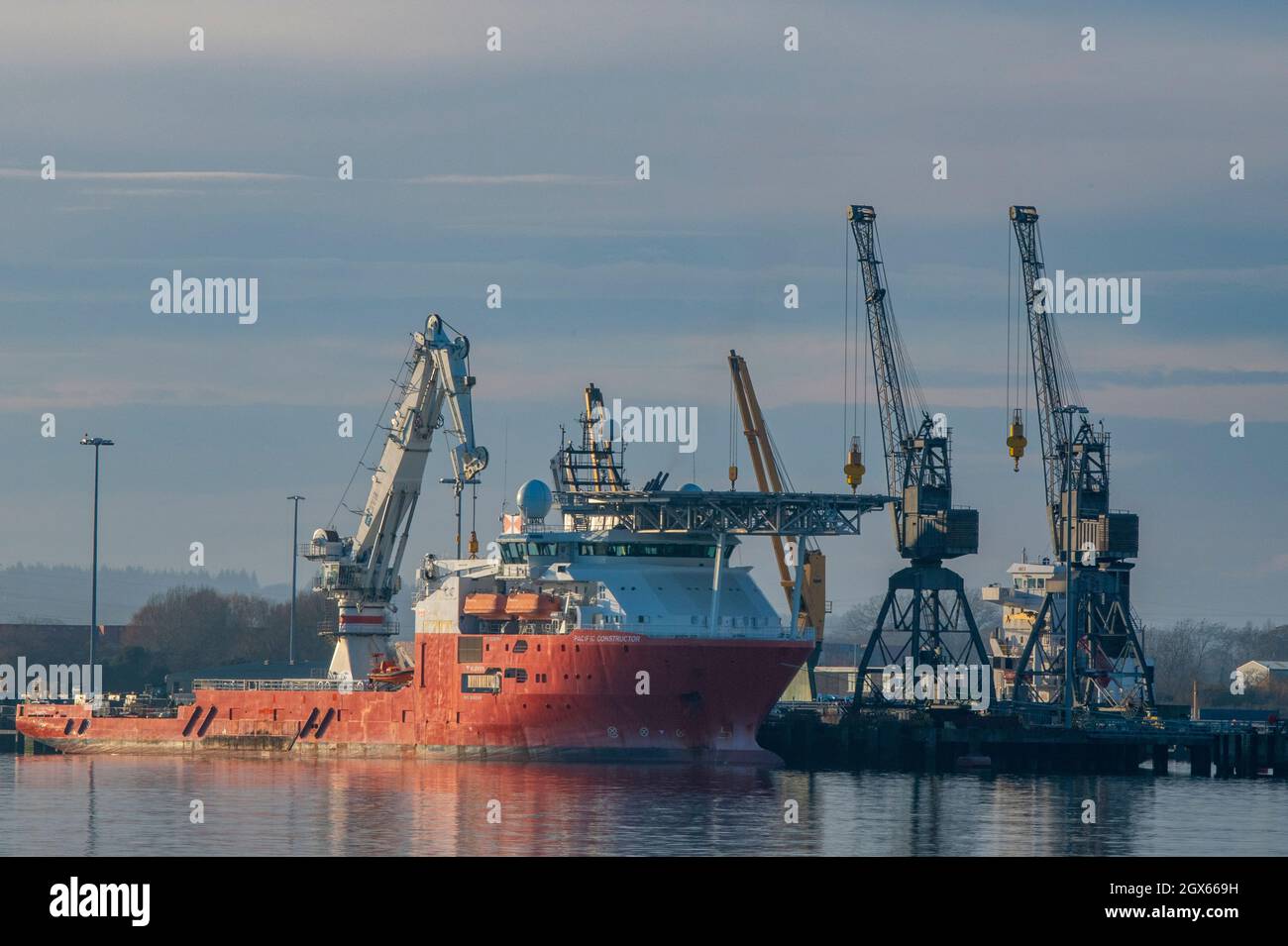 ocean going fornire nave o nave di salvataggio accanto alla base militare di legno di marchwood a southampton water al porto di southampton dock regno unito. Foto Stock