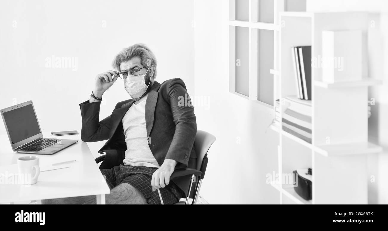 Evitare il contatto con altre persone. Lavorare da casa. Online. Tattica di auto-isolamento top Response per la gestione dello scoppio di COVID 19. Ufficio domestico. Rimani Foto Stock